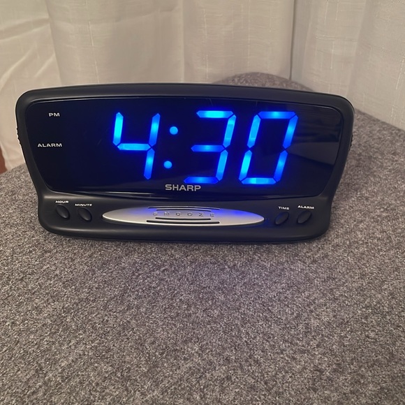 SHARP LED Electric Alarm Clock with Jumbo Blue Numbers SIMPLE TO USE SPC1221XF - Picture 10 of 11
